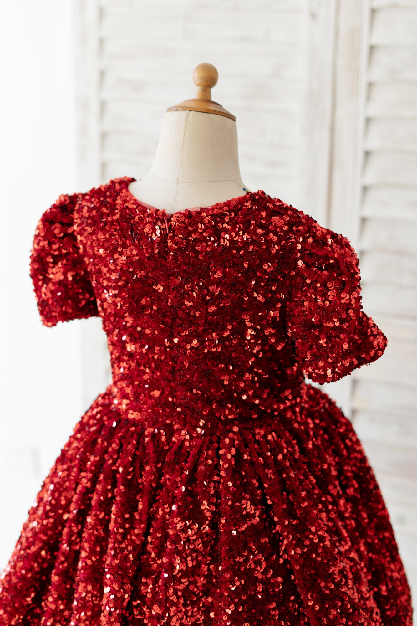 The grand formal dress to make little girls appear dazzling and  sophisticated